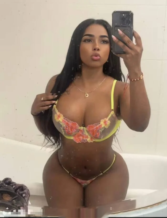 Escort latina curvy en Sarria