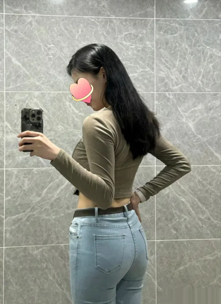 Escort asiática delgada en Valencia