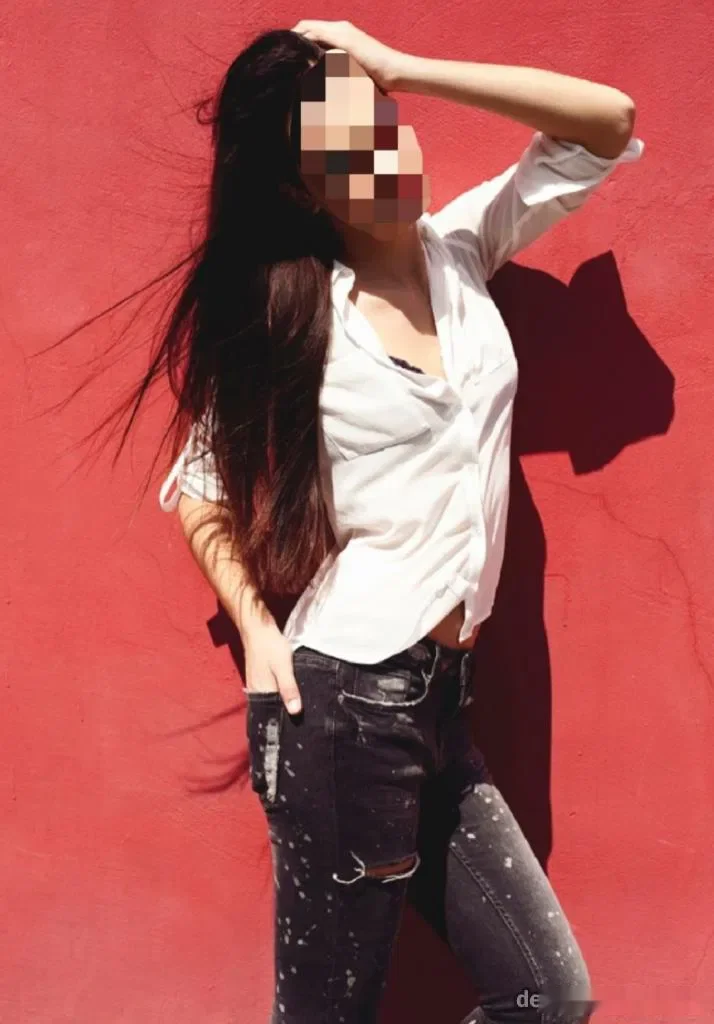 Escort latina delgada en Cantabrana