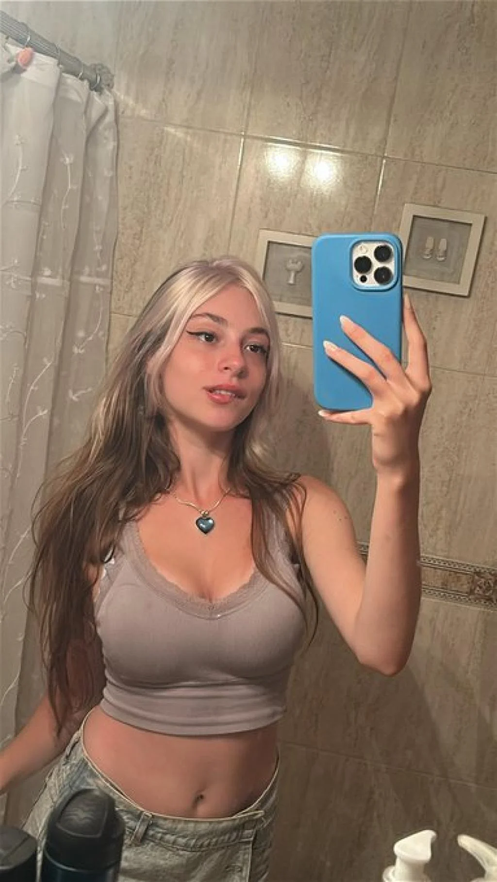Escort blanca delgada en Zaragoza