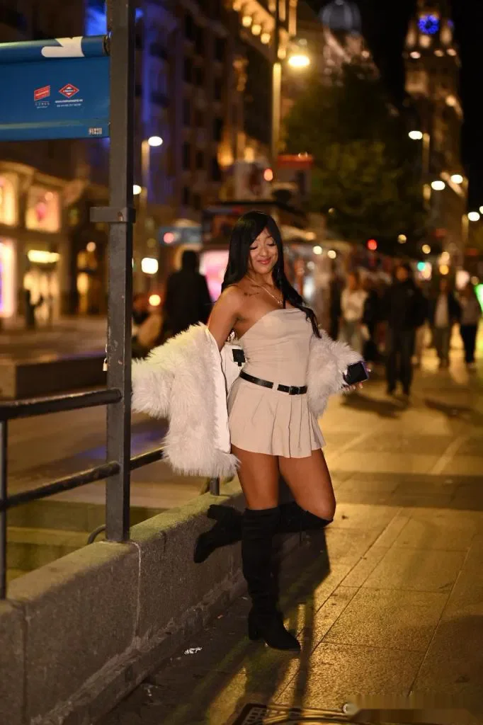 Escort asiática delgada en Alicante
