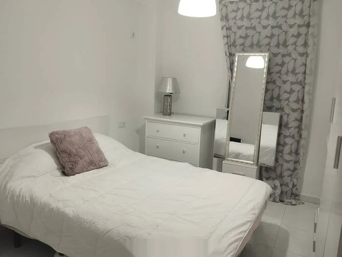 Escort blanca delgada en Bormujos