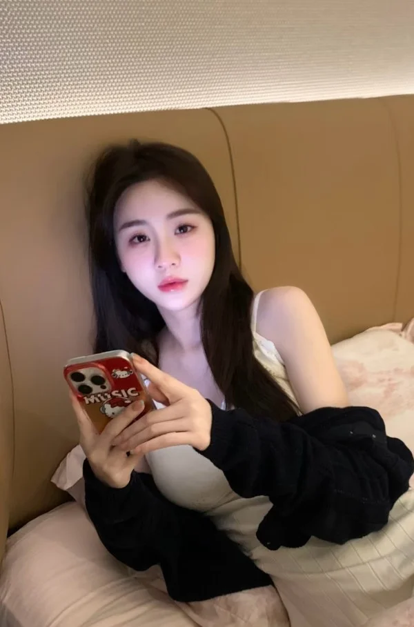 Escort asiática delgada en Barcelona