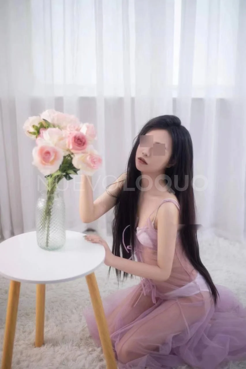 Escort asiática delgada en Valencia