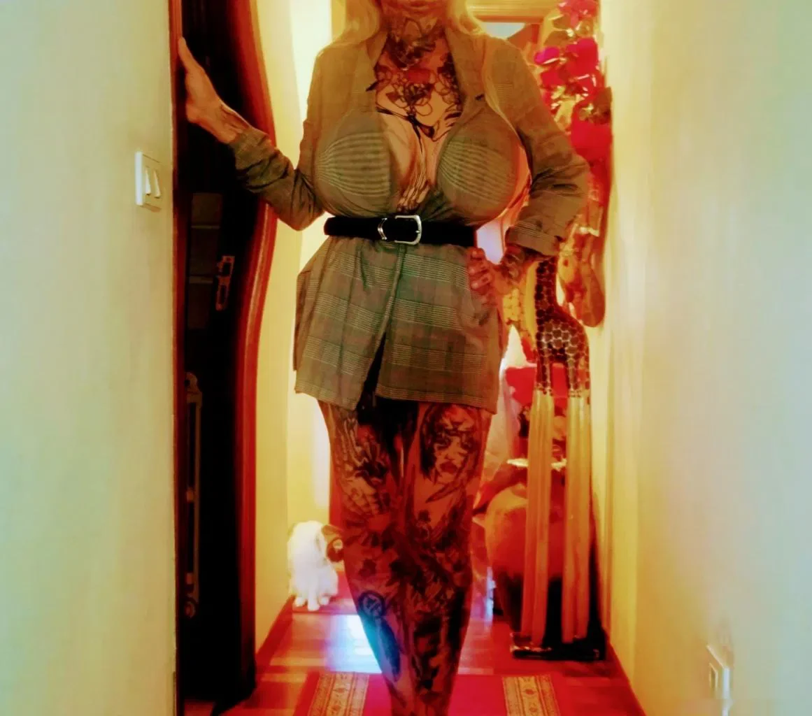 Escort latina curvy en Orense