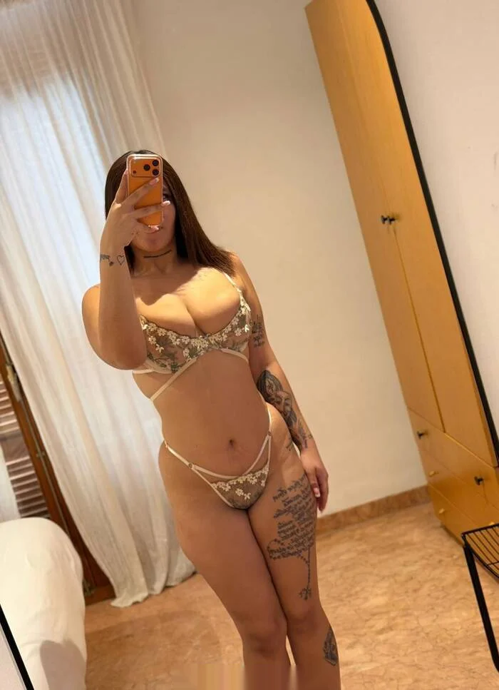 Escort latina delgada en Valencia