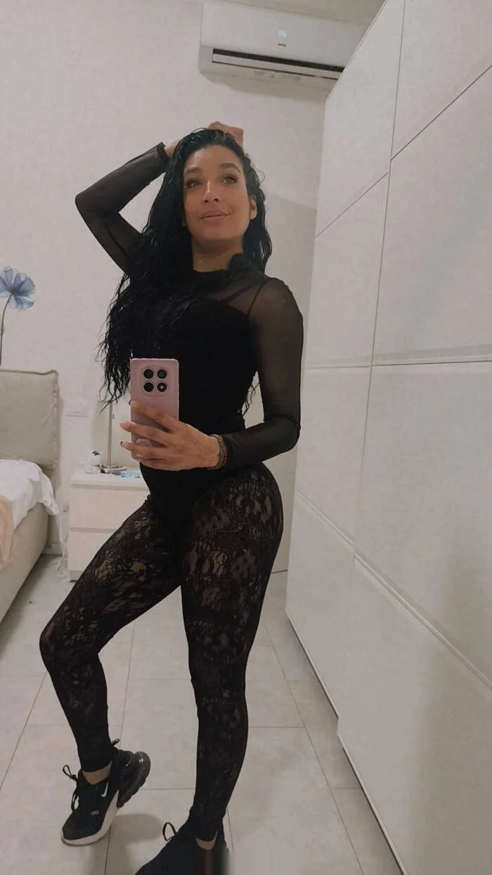 Escort latina delgada en Valencia