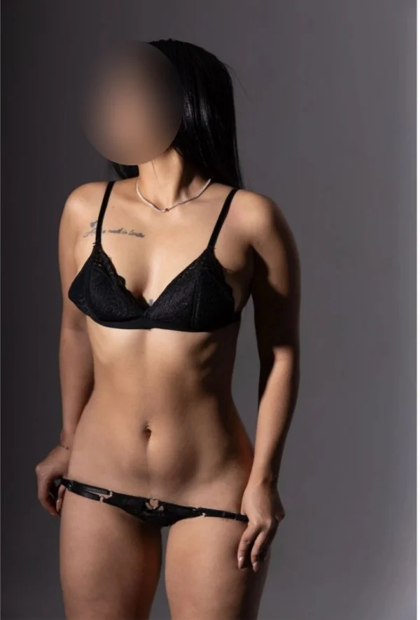 Escort latina delgada en Málaga