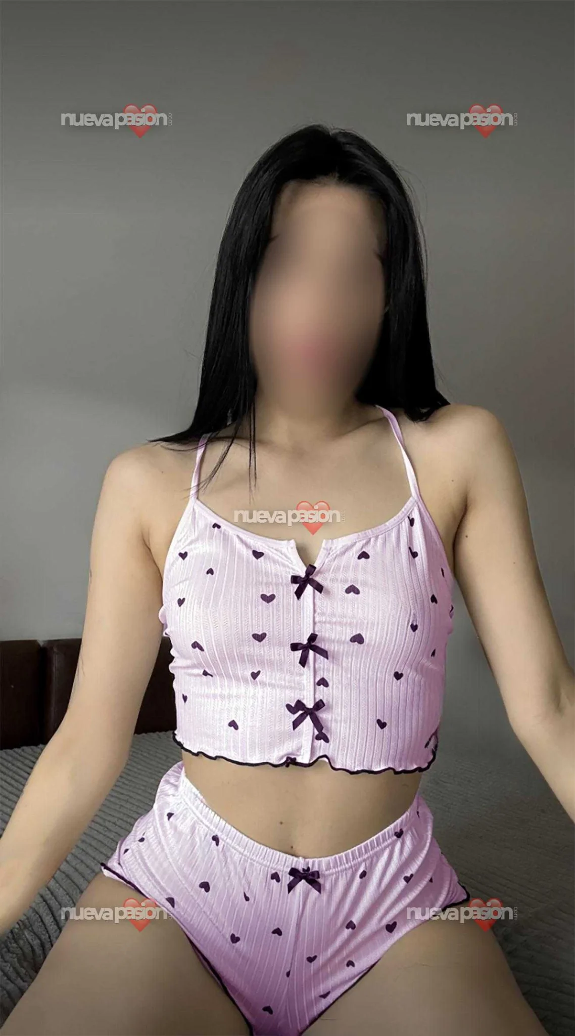 Escort asiática delgada en Salou