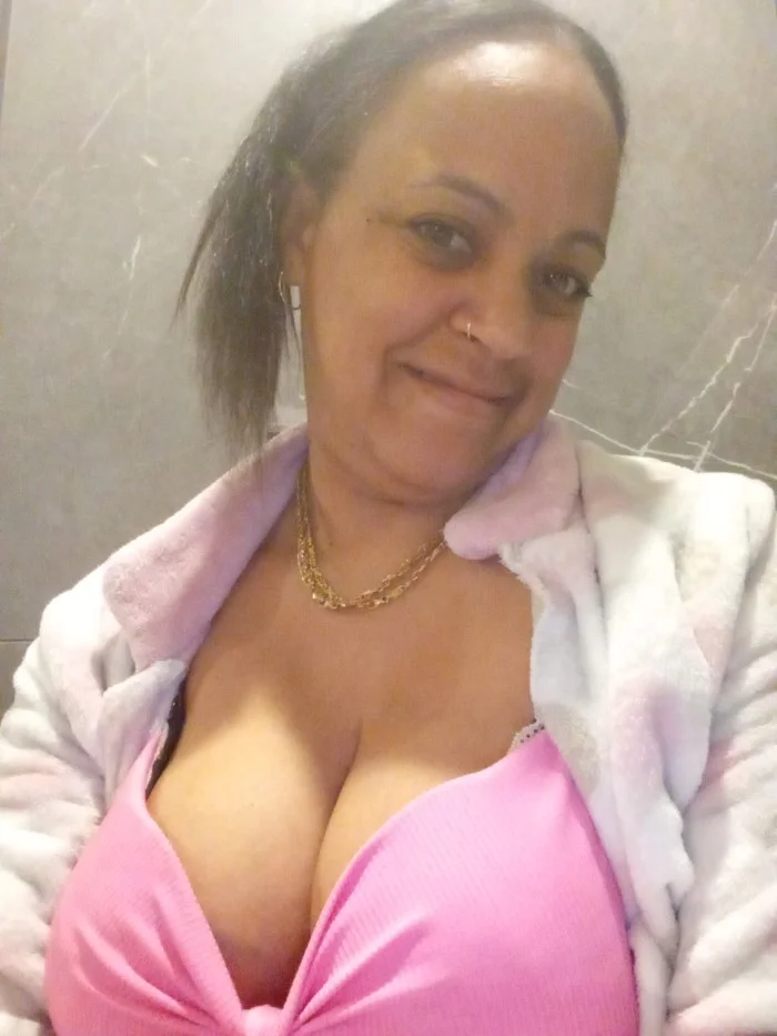 Escort latina curvy en Benalmádena