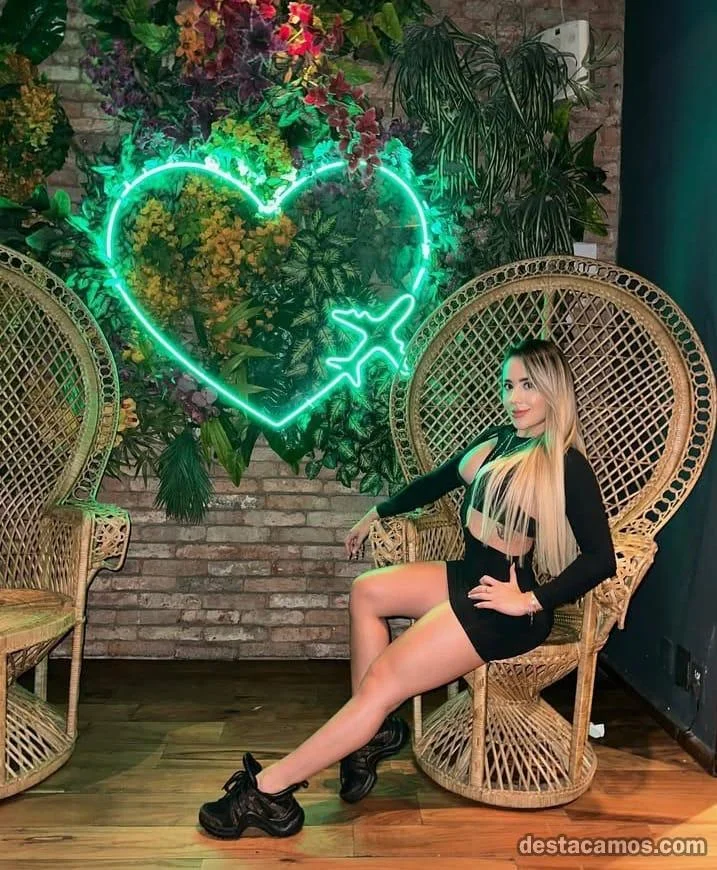 Escort latina delgada en Alicante