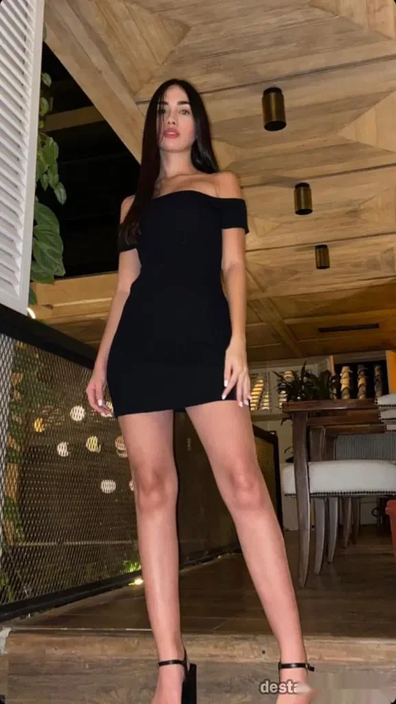 Escort latina delgada en Cádiz