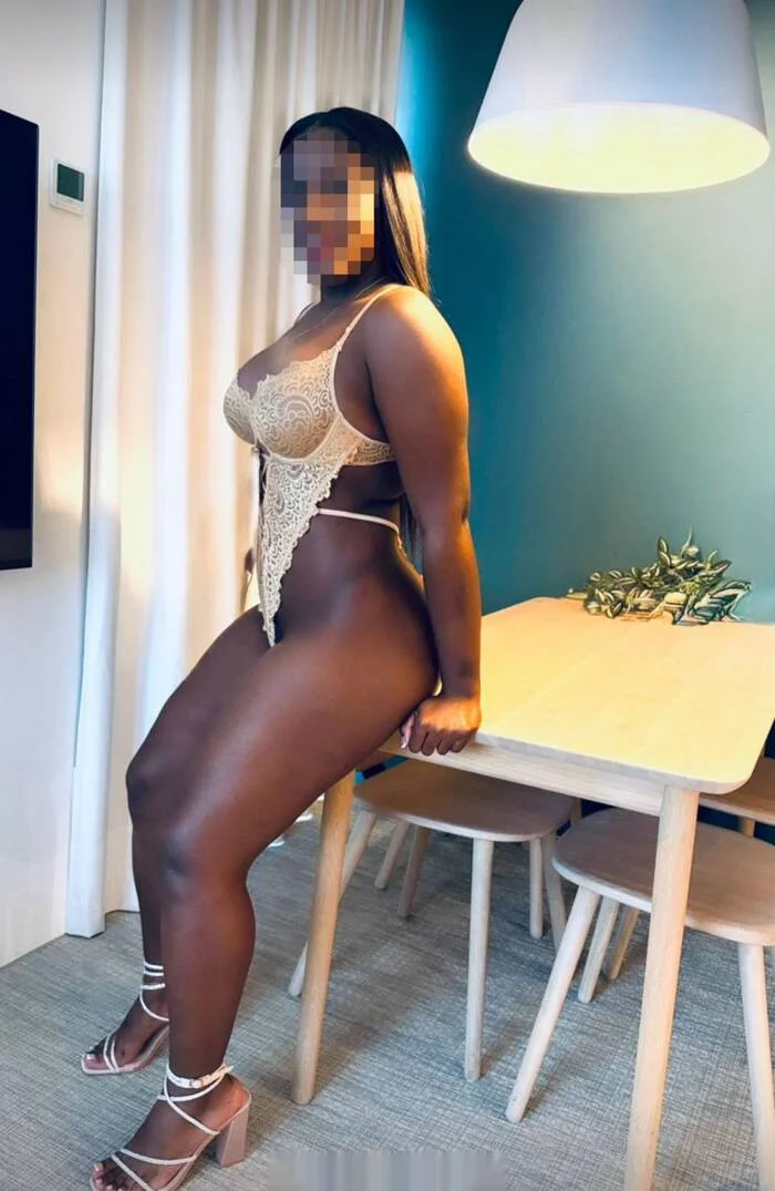 Escort mulata curvy en Jaén