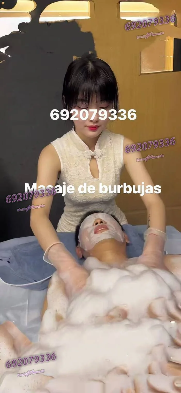 Escort asiática delgada en Barcelona