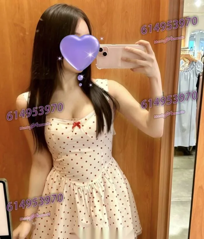 Escort asiática delgada en Pamplona