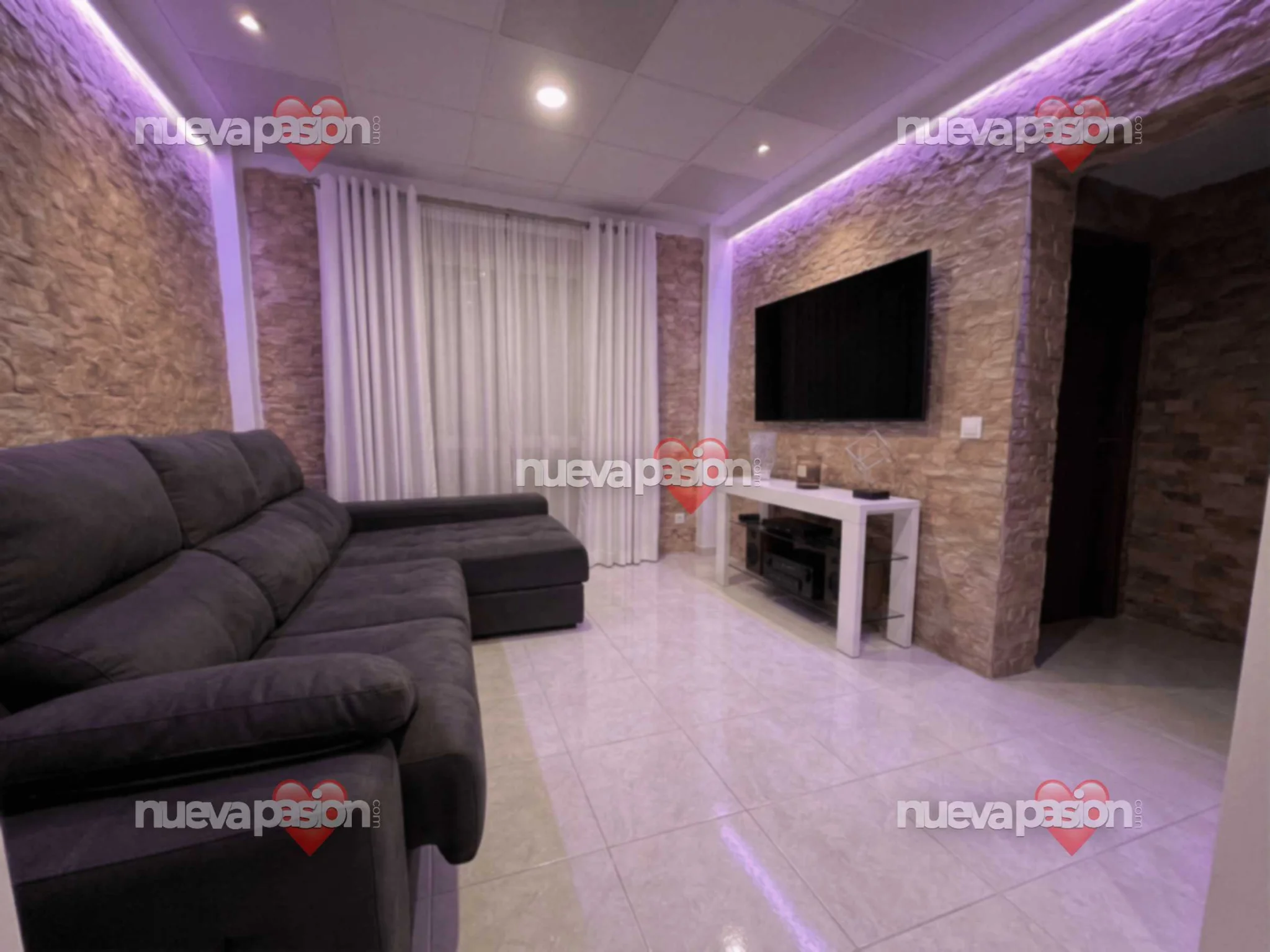 Escort blanca delgada en Valencia