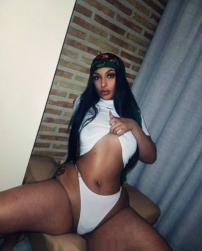 Escort latina curvy en San Miguel de Salinas