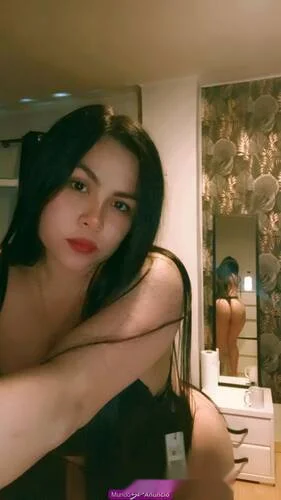 Escort latina delgada en Irún