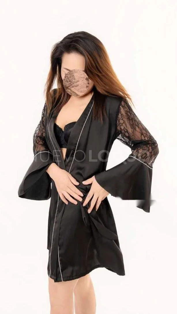 Escort asiática delgada en Cantabrana