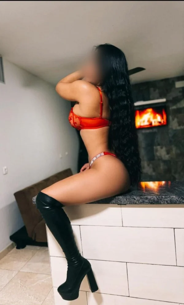 Escort latina curvy en Vélez-Málaga