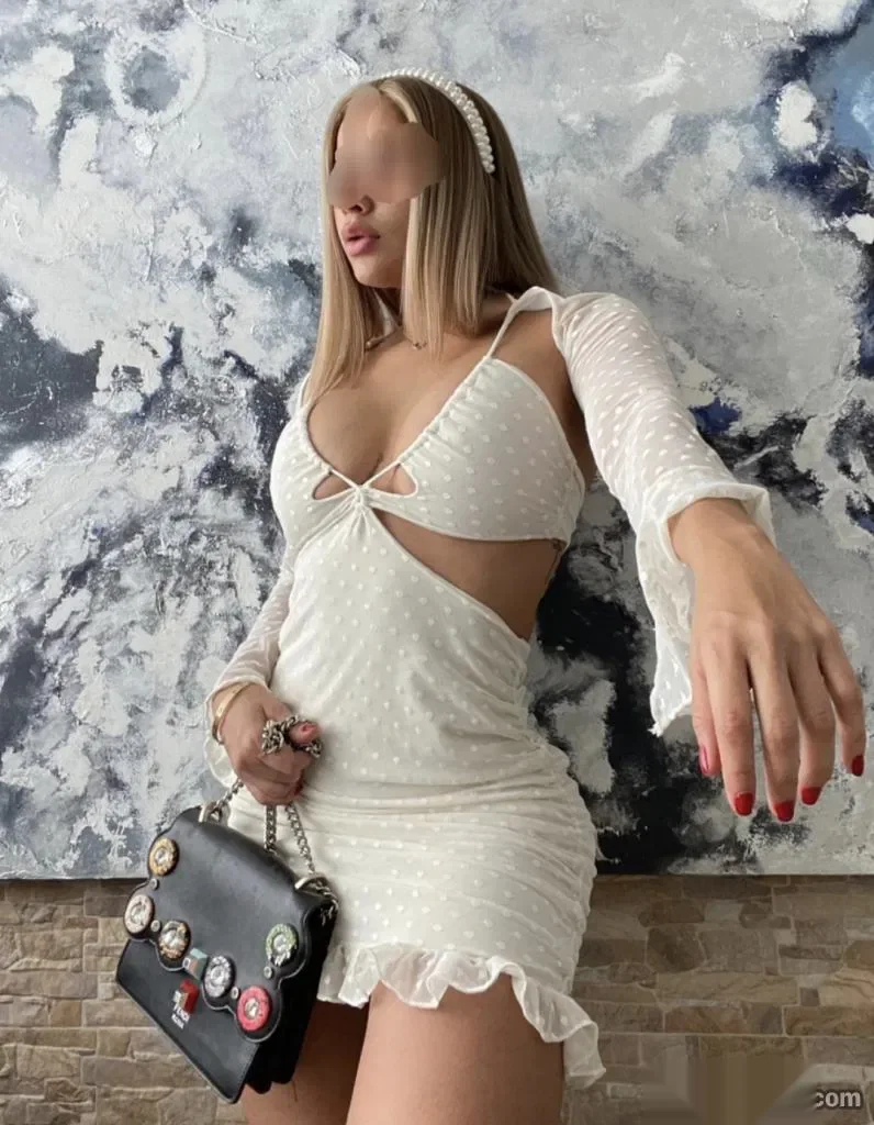 Escort blanca delgada en Cádiz