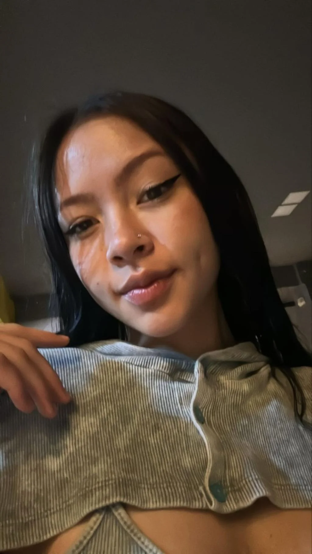 Escort asiática delgada en Granada